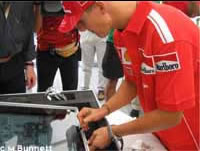 Michael Schumacher beim Unterschreiben einer gelaserten Scheibe für die Brain- and Spine Foundation beim GP von Ungarn 3D Modell